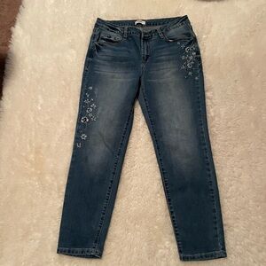 Kenzie size 8 Embroidered women’s cropped jeans.